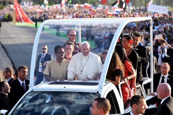 papież z młodzieżą w papa mobile